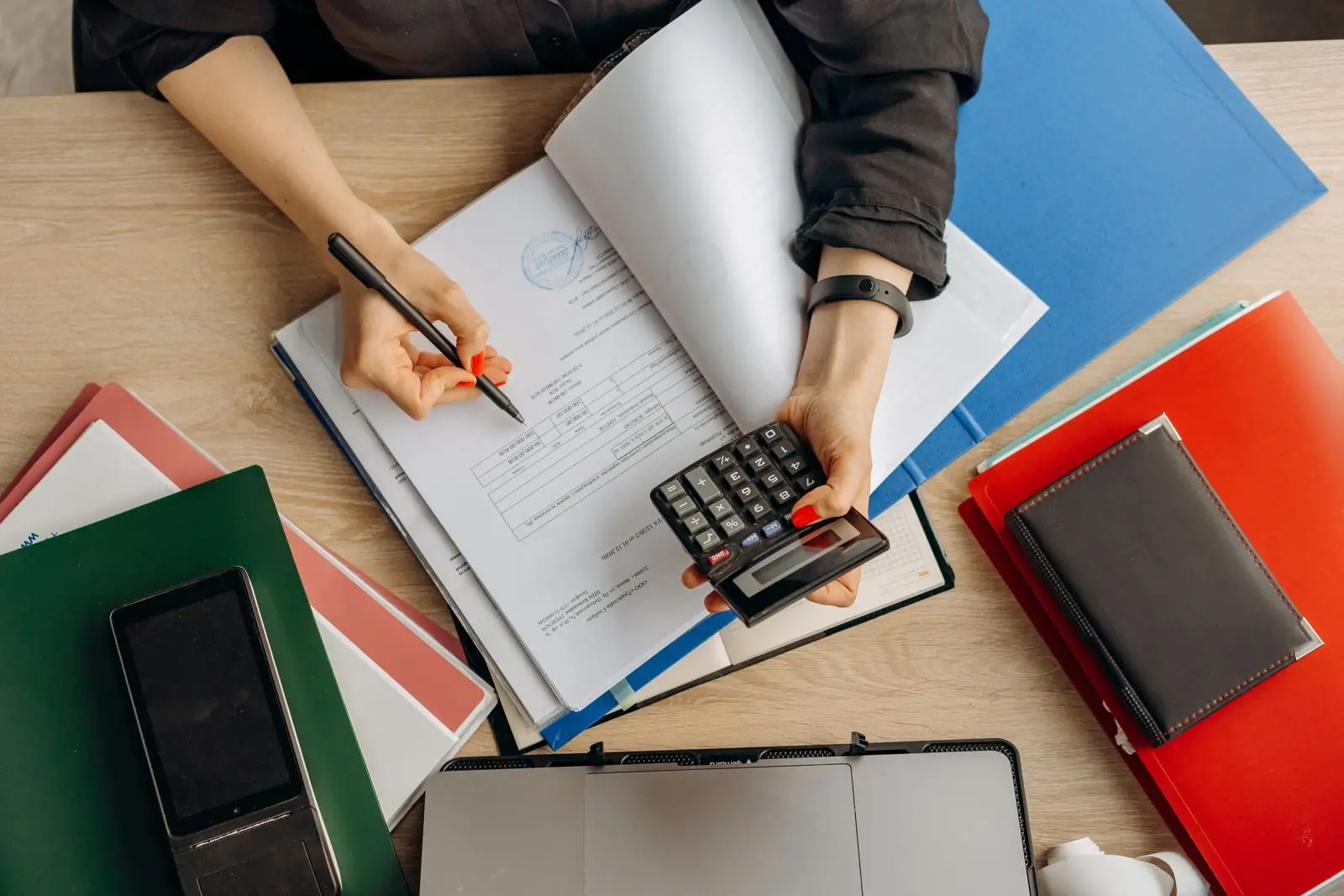 Profesional revisando documentos financieros