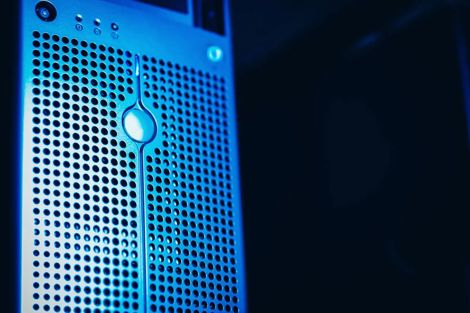 Detalle de un rack de servidores iluminado en azul
