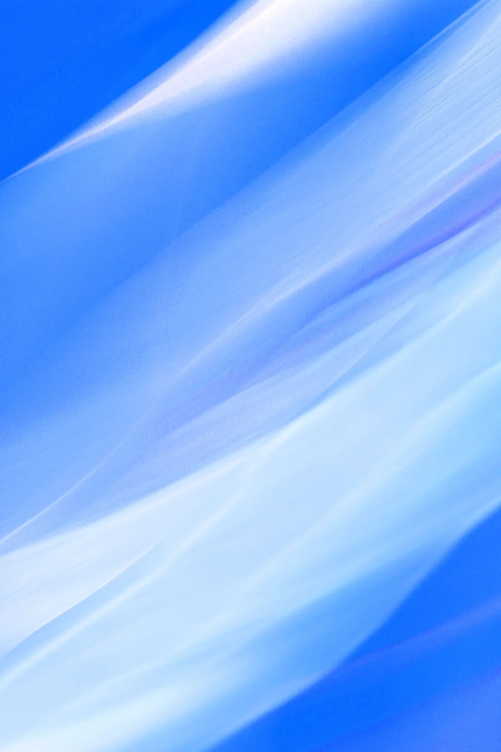 Estelas de luz blanca y azul formando un flujo abstracto