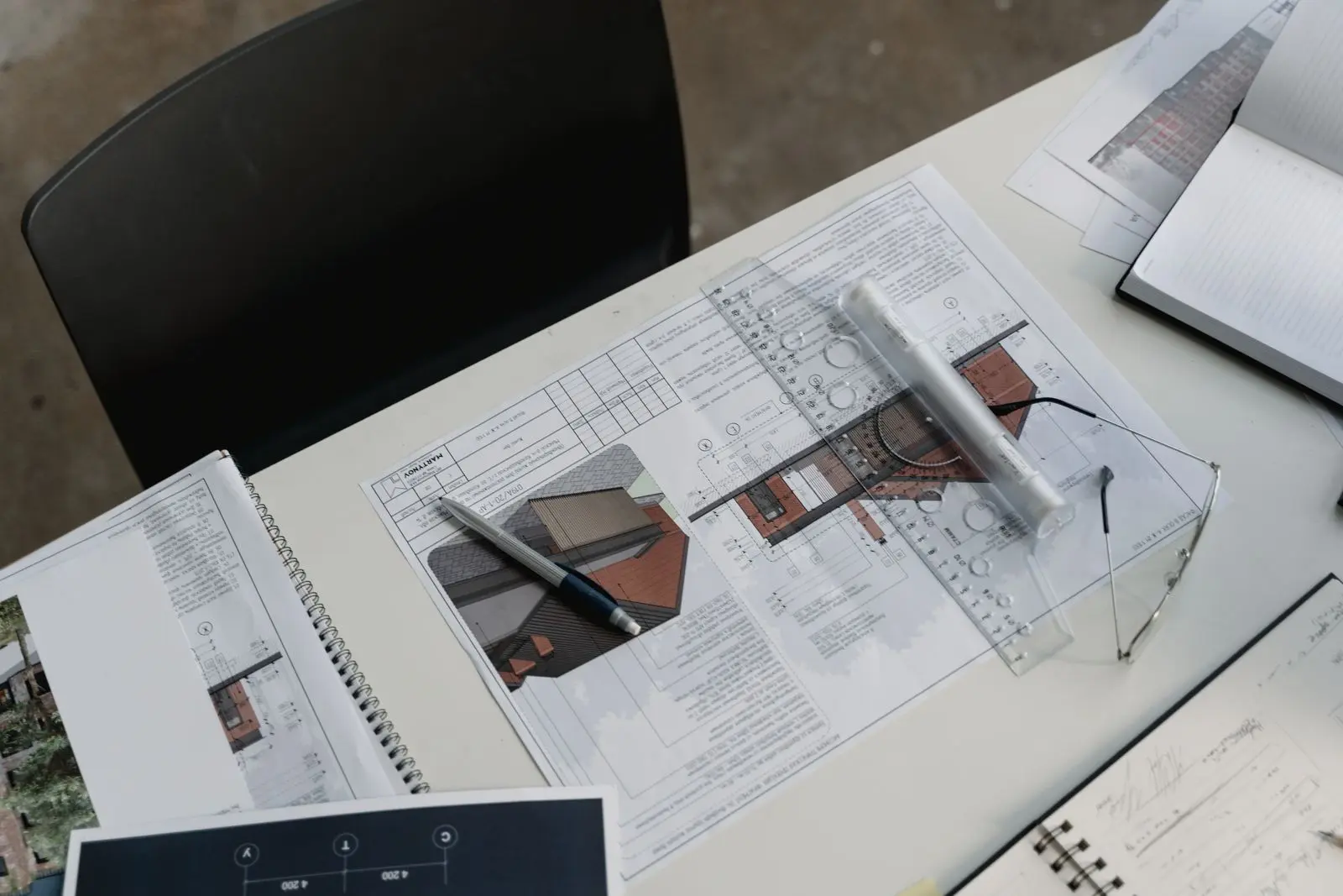 Planos y herramientas de dibujo técnico sobre una mesa