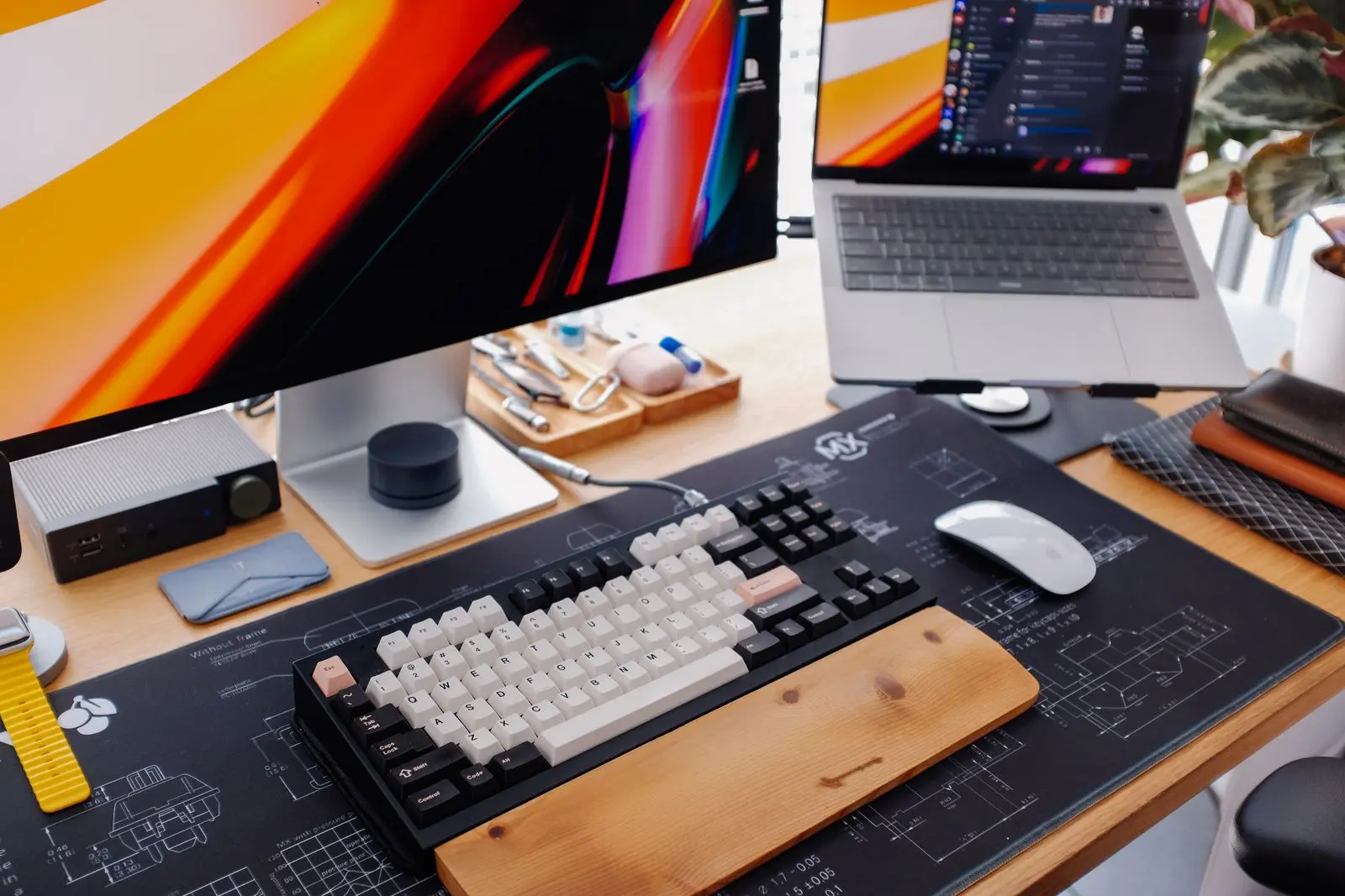 Estación de trabajo con monitores y teclado, sin personas