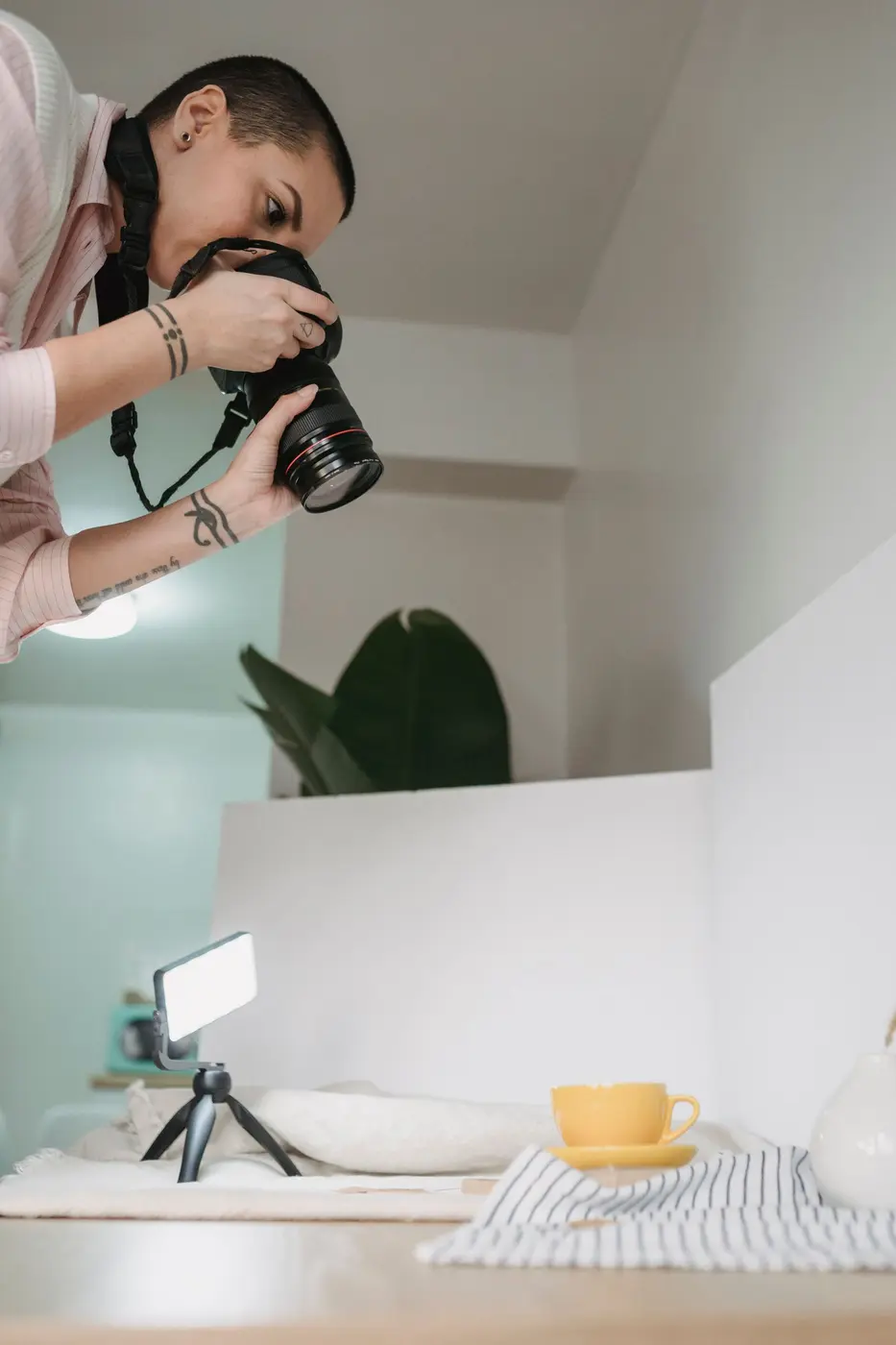 Fotógrafo prepara una toma de producto en una pequeña sesión de estudio