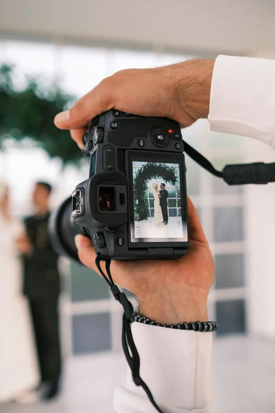 Fotógrafo registra una ceremonia de boda desde el visor de su cámara