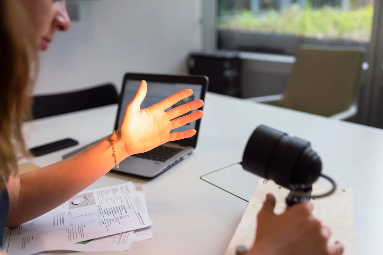Diseñadora industrial comprueba la iluminación de un prototipo en un estudio