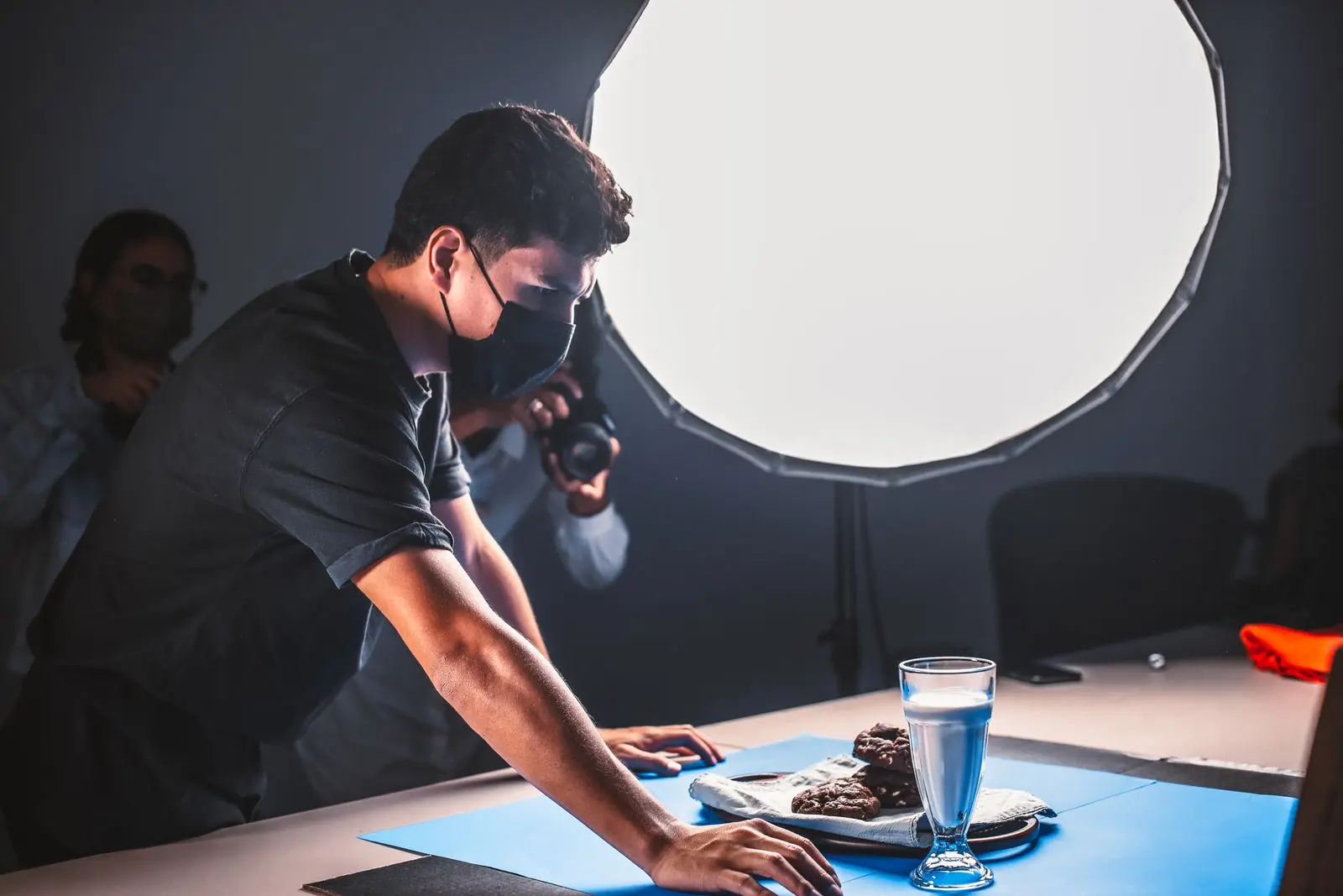 Fotógrafo profesional prepara una sesión de producto con iluminación de estudio