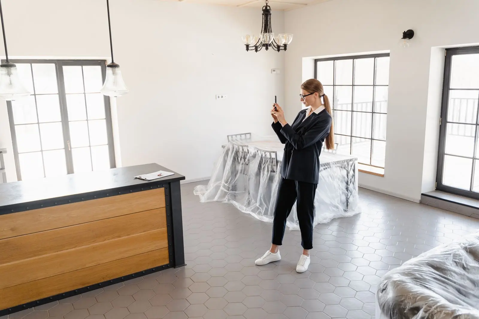 Agente inmobiliaria fotografía una casa para documentar su publicación