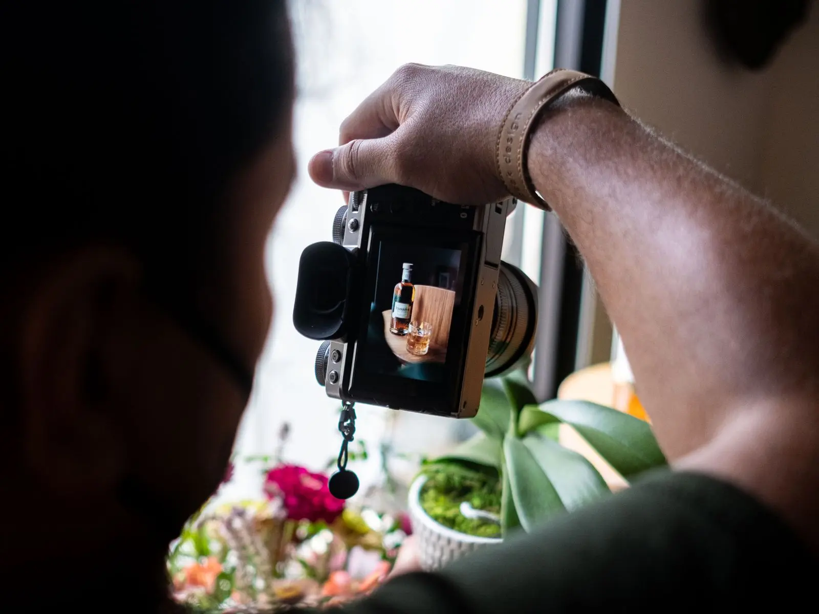 Fotógrafo realiza una sesión de producto para documentar una colección